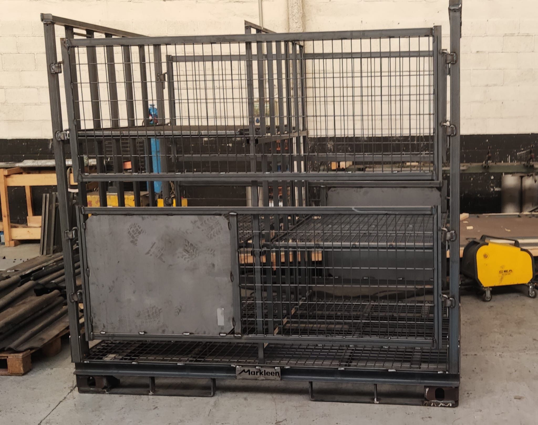 aulas que hemos hecho para guardas los aparejos, cuando hay derrames en el mar,